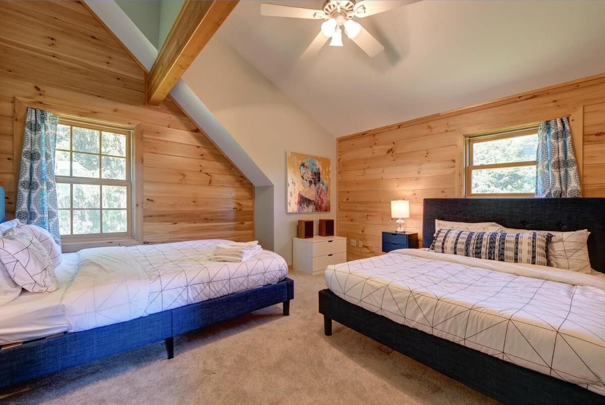 Berkshire Vacation Rentals: Great Barrington Cabin Sleeps 14 Walk To Town Ngoại thất bức ảnh