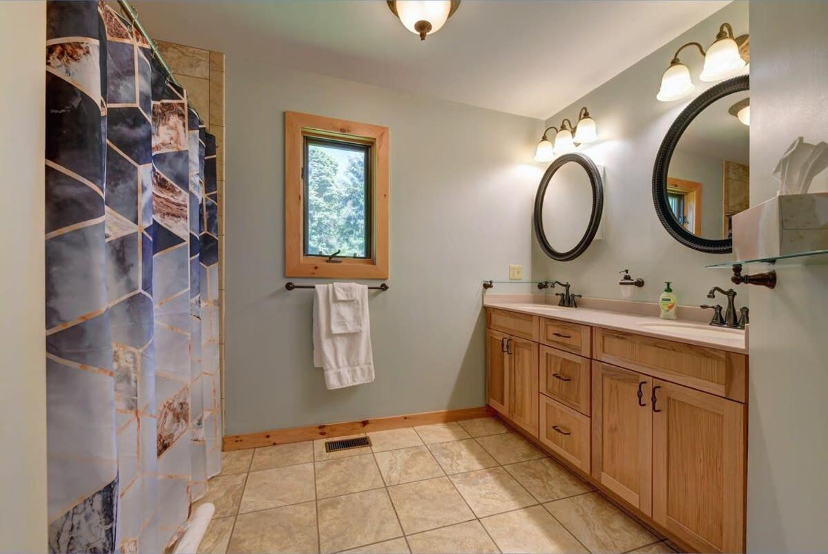 Berkshire Vacation Rentals: Great Barrington Cabin Sleeps 14 Walk To Town Ngoại thất bức ảnh