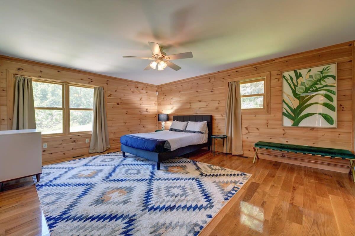Berkshire Vacation Rentals: Great Barrington Cabin Sleeps 14 Walk To Town Ngoại thất bức ảnh