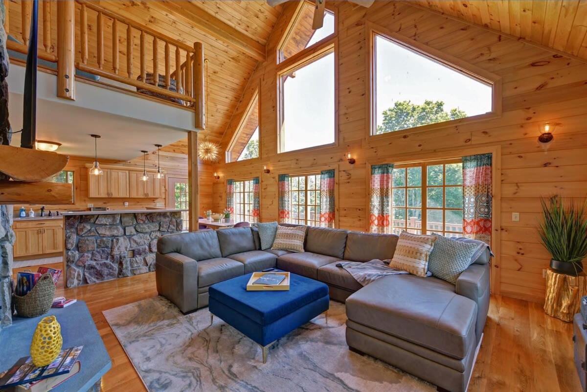 Berkshire Vacation Rentals: Great Barrington Cabin Sleeps 14 Walk To Town Ngoại thất bức ảnh